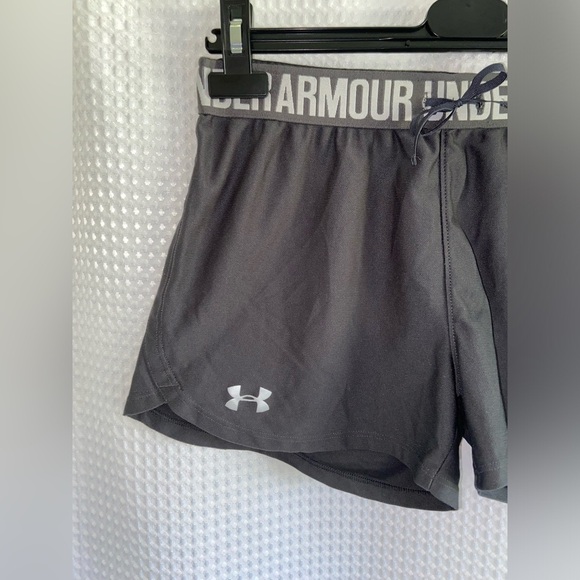 Women’s UNDER ARMOUR dark gray workout shorts heat gear loose fit size small - Picture 2 of 8